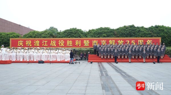 开yun体育网国旗护卫队迈着坚强有劲的顺序护送国旗至升旗台-开云(中国)Kaiyun·官方网站 - 登录入口